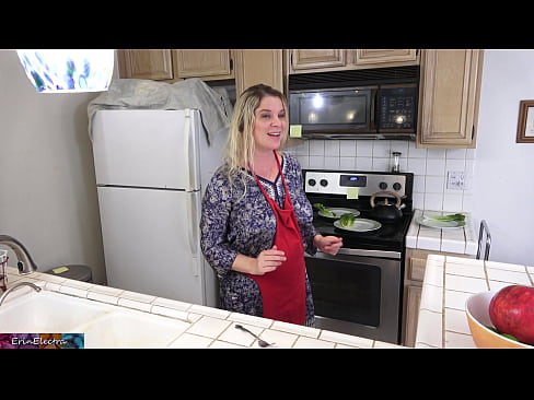 ❤️ Ibu tiri memerah susu dia di dapur sebelum kencannya ❤ Sex di id.serviporno.ru ️
