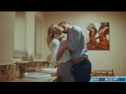 ❤️ Ketika seorang pirang berdada menggoda Anda di toilet umum ❤ Sex di id.serviporno.ru ️